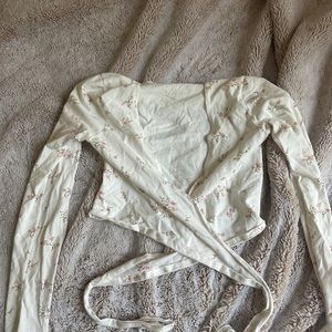 Brandy Melville flower long sleeve crop top